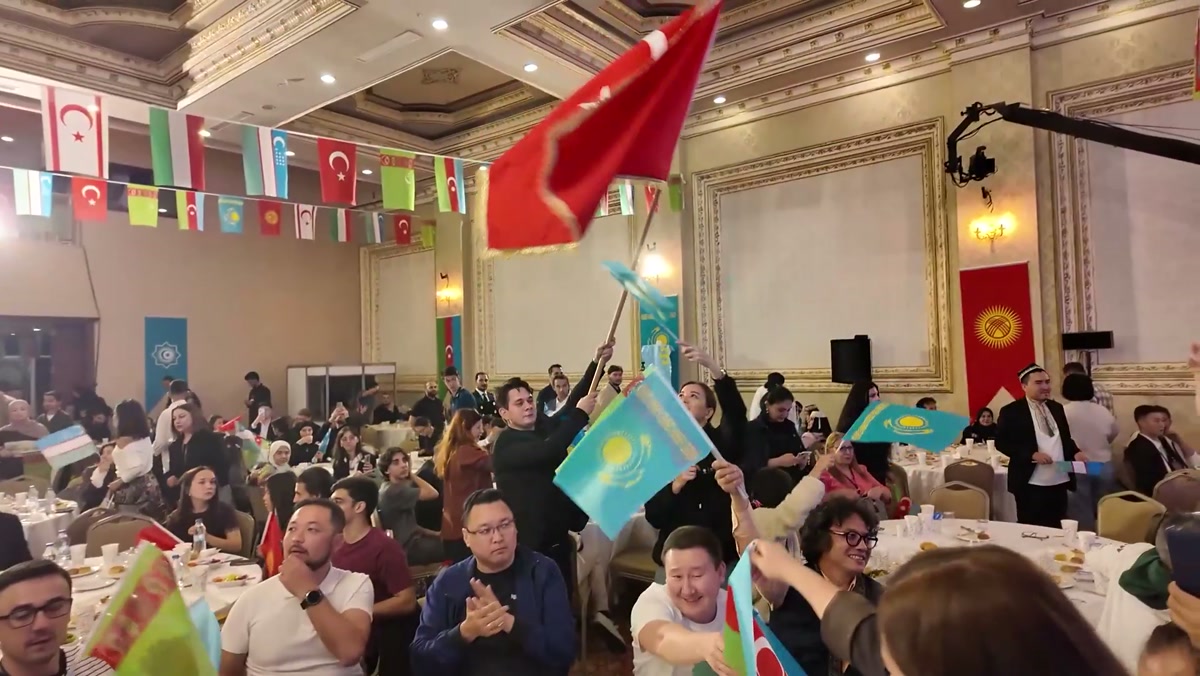 Türk Dünyası Gençlik Buluşması'nda bayraklarıyla gençler