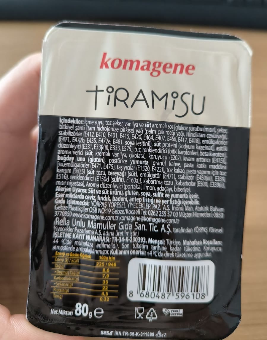 Komagene tiramisu paketinin arkasındaki içindekiler listesi ve besin değerleri