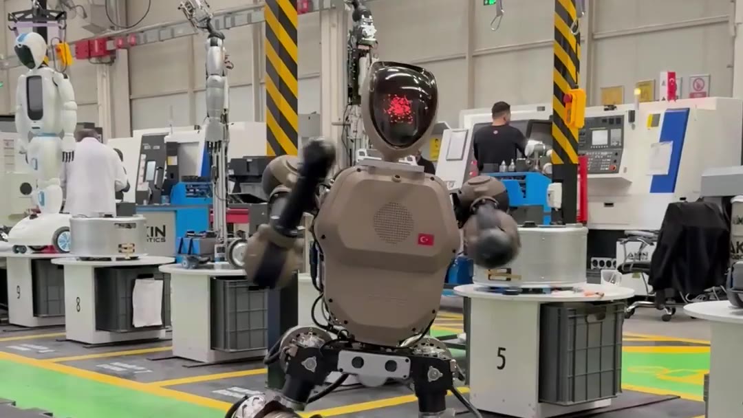 İnsansı robot AKINCI-5, Konya'daki fabrikada dans ederken