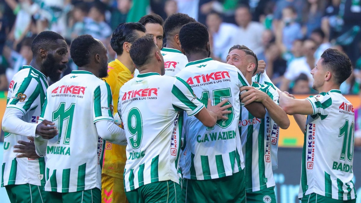 Konyaspor futbolcuları Gençlerbirliği maçında gol sevincinde bir araya geldi