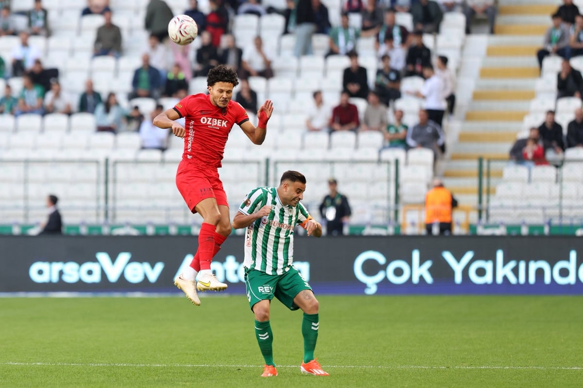 Gençlerbirliği ile Konyaspor futbolcuları havadaki top mücadelesinde