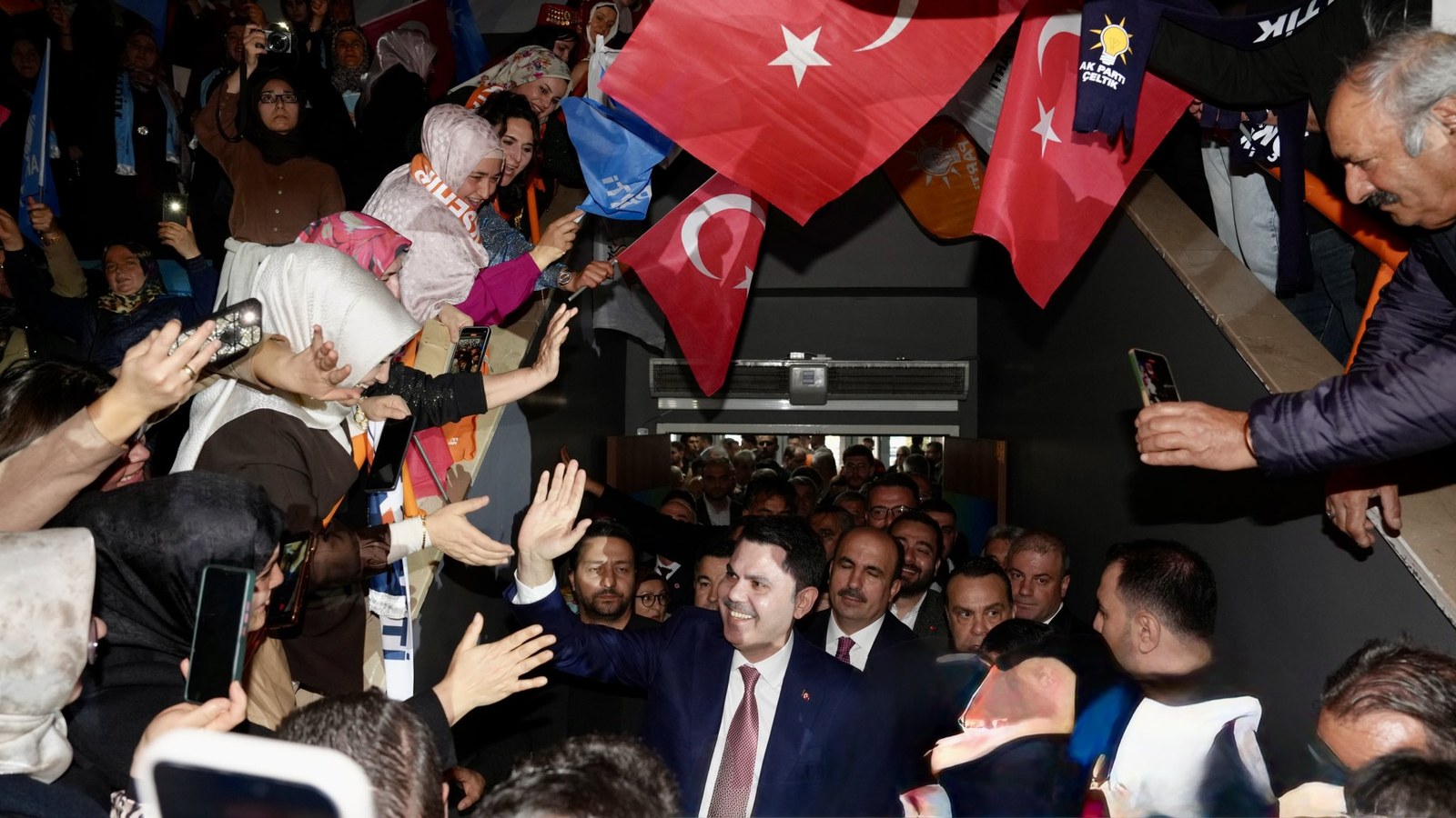 Bakan Murat Kurum, Konya Buluşması'nda katılımcıları selamlıyor