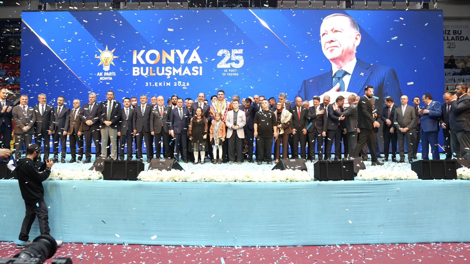 AK Parti Konya Buluşması'nın sahnesinde toplu fotoğraf