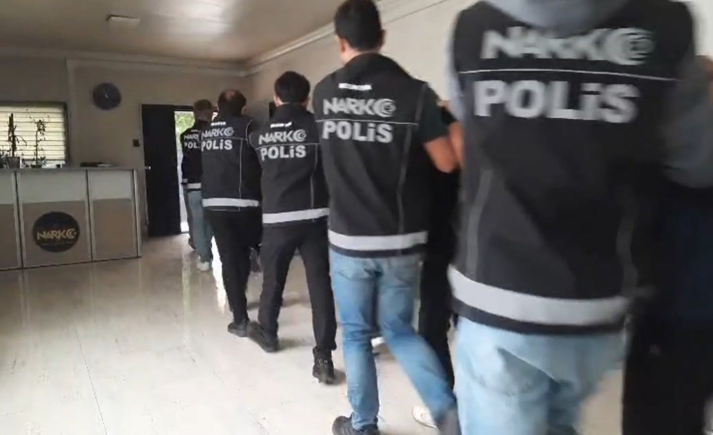 Konya'da uyuşturucu operasyonu: 8 gözaltı, 100 binden fazla hapın yanında peçetelere emdirilmiş o madde de çık