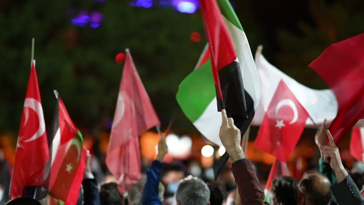 Konya sokaklarında Türk ve Filistin bayrakları
