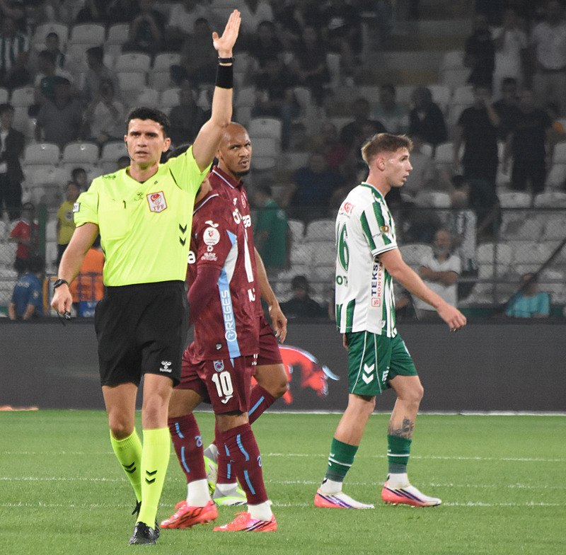 GÖVDE - Hakem Reşat Onur Coşkunses ile Trabzonspor ve Konyaspor oyuncuları, kart tartışması bölümü için (800x784)