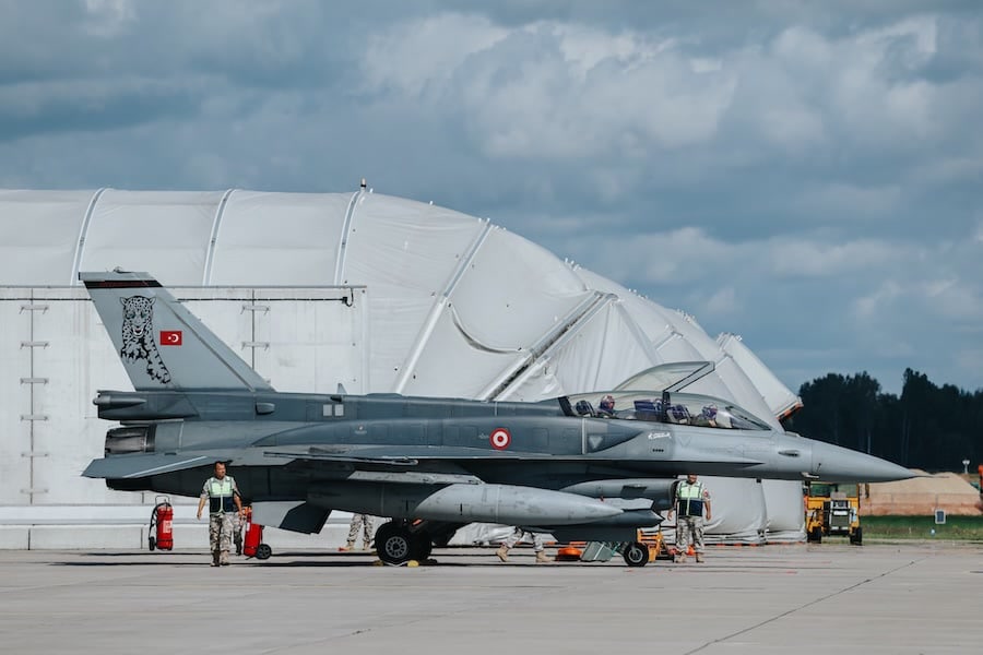 Letonya'da Raivis Melnis Türk F-16 pilotlarını buldu: Lielvārde Üssü'nde Savunma Bakanı onlara ne söyledi?
