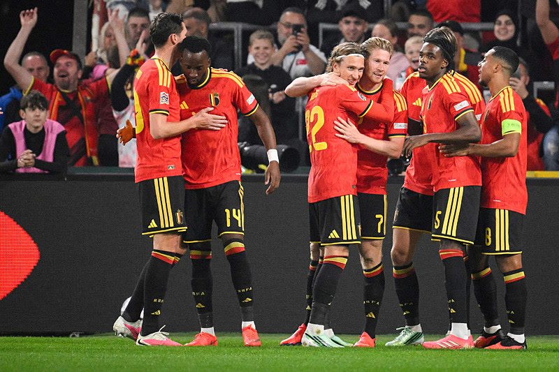 Belçikalı futbolcular Türkiye karşısında attıkları golü kutluyor