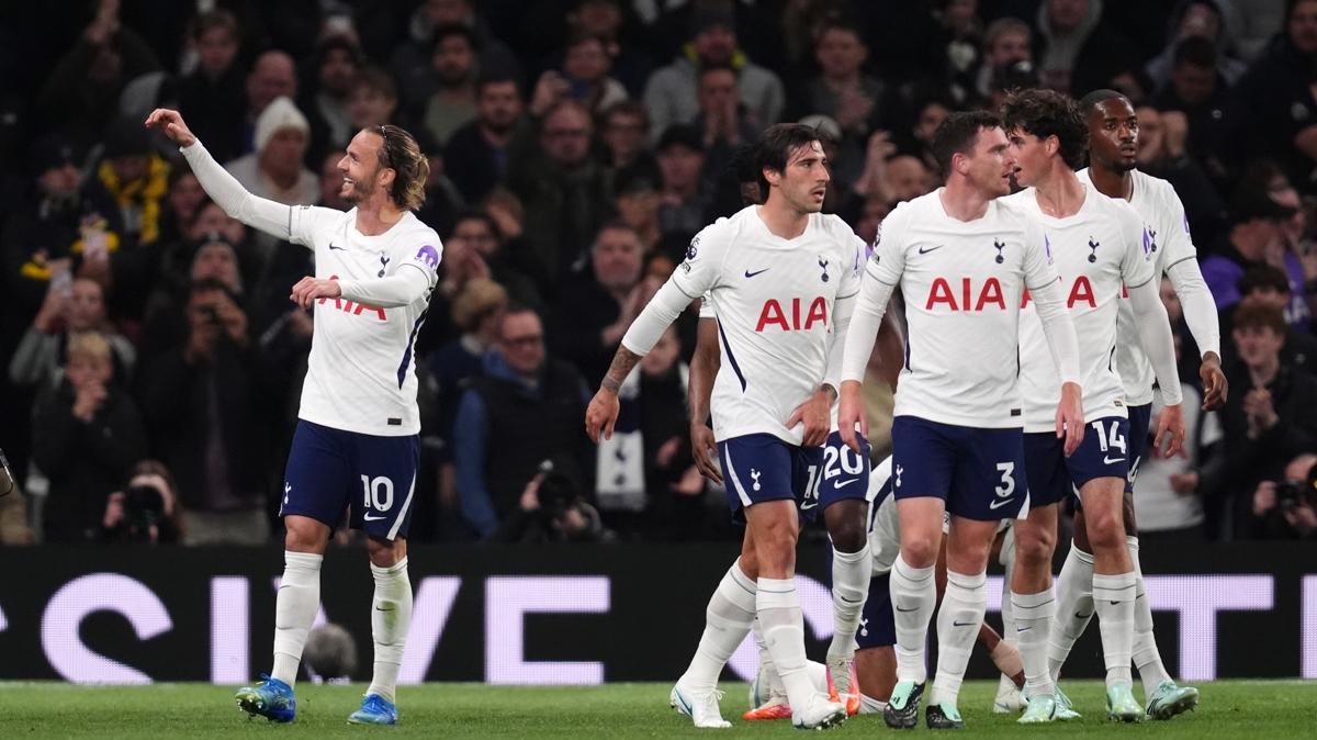 Londra'da Chelsea - Tottenham derbisinde Cole Palmer'ın kırmızı kartı sonrası Stamford Bridge'de neler yaşandı