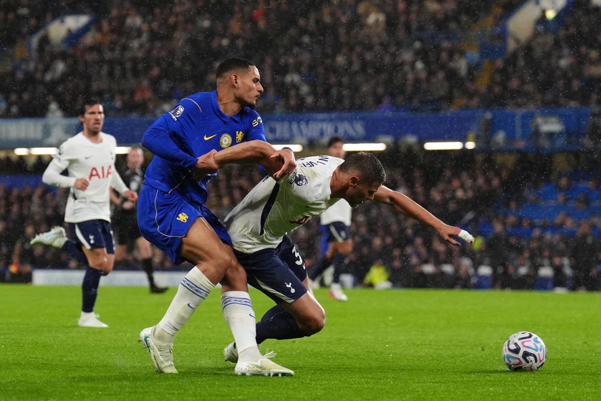 Londra'da Chelsea - Tottenham derbisinde Cole Palmer'ın kırmızı kartı sonrası Stamford Bridge'de neler yaşandı