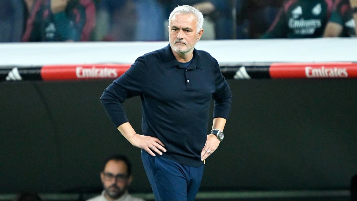 Madrid'de Real Madrid - Villarreal maçı karıştı: Vinicius Júnior rakibine bunu yapıp kırmızı gördü, Mourinho b