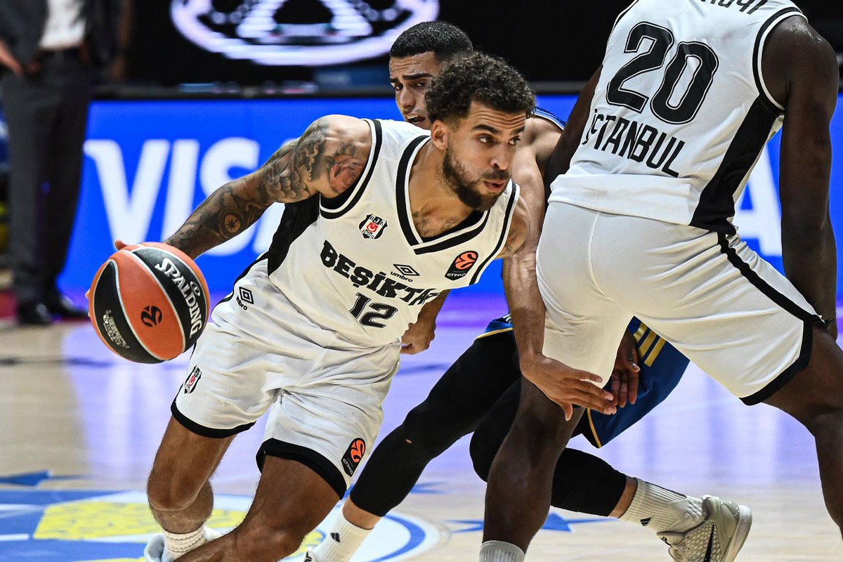 Beşiktaş'ın 12 numaralı oyuncusu topu sürerek savunmacıyı geçiyor, yanında 20 numaralı Beşiktaşlı; 1200x800 net yakın plan. Not: bu karenin Belgrad maçına ait olduğu doğrulanamadı, yedek aday.