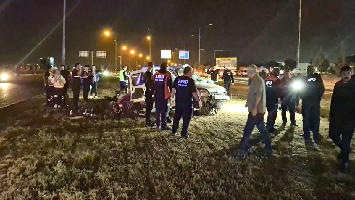 Malatya'da feci kaza: Havalimanı servisi ile hafif ticari araç 2. OSB kavşağında çarpıştı, araçtaki karı kocay