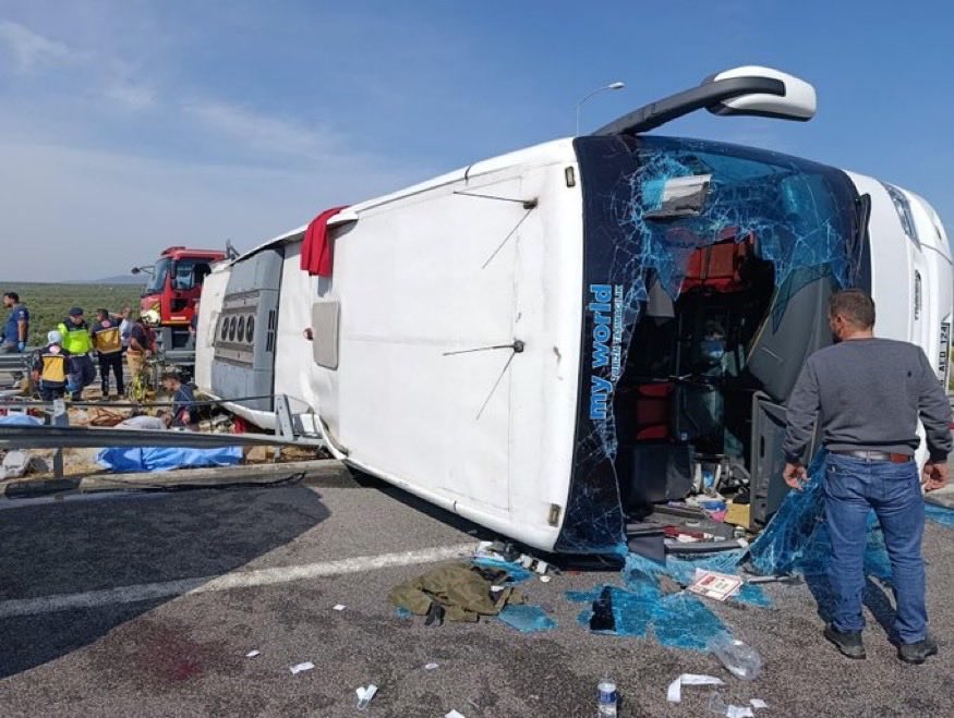 Manisa Akhisar'da çekiciyle çarpışıp devrilen tur otobüsü