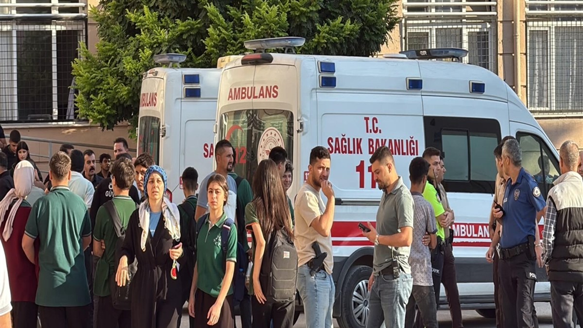 Manisa Turgutlu'da lise önünde silahlı saldırı: Tetiği çekenin sadece 15 yaşında olması kimseyi hazırlıklı yakalamadı...