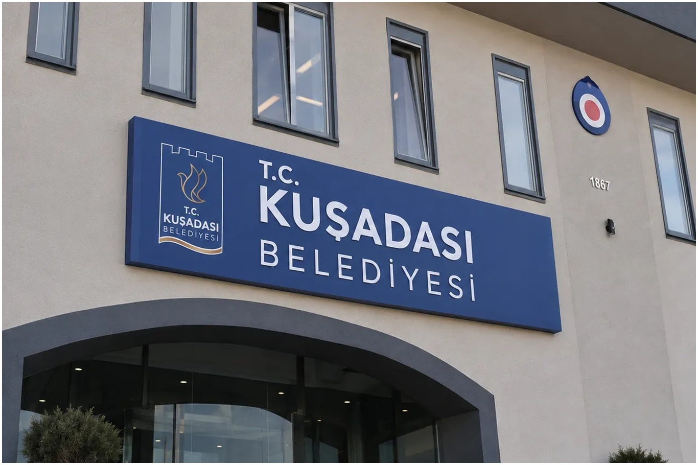 GÖVDE — Kuşadası Belediyesi binası; aynı firmaya 891 milyonluk ihalenin verildiği belediye.