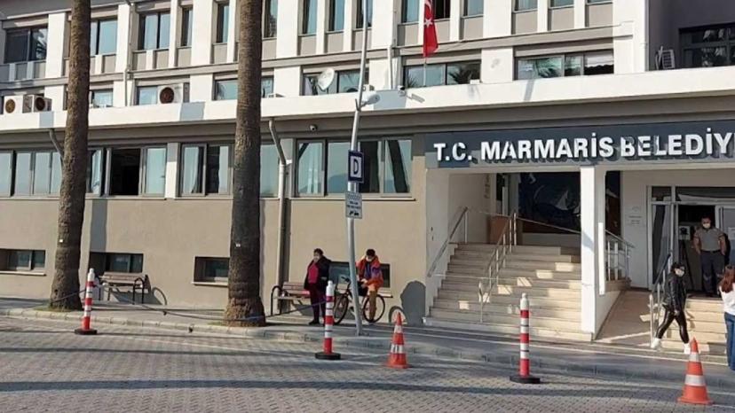 ALTERNATİF — Marmaris Belediyesi ana giriş cephesi, gündüz, boş sokak, temiz kare.