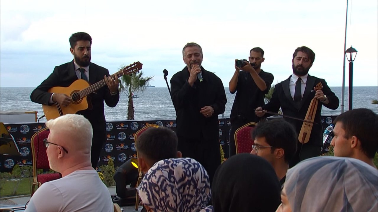 GÖVDE 2 — Erdoğan deniz kenarında Resul Dindar ve müzisyenlerle 'Gündüz-Gece' türküsüne eşlik ediyor; 1280x720, temiz