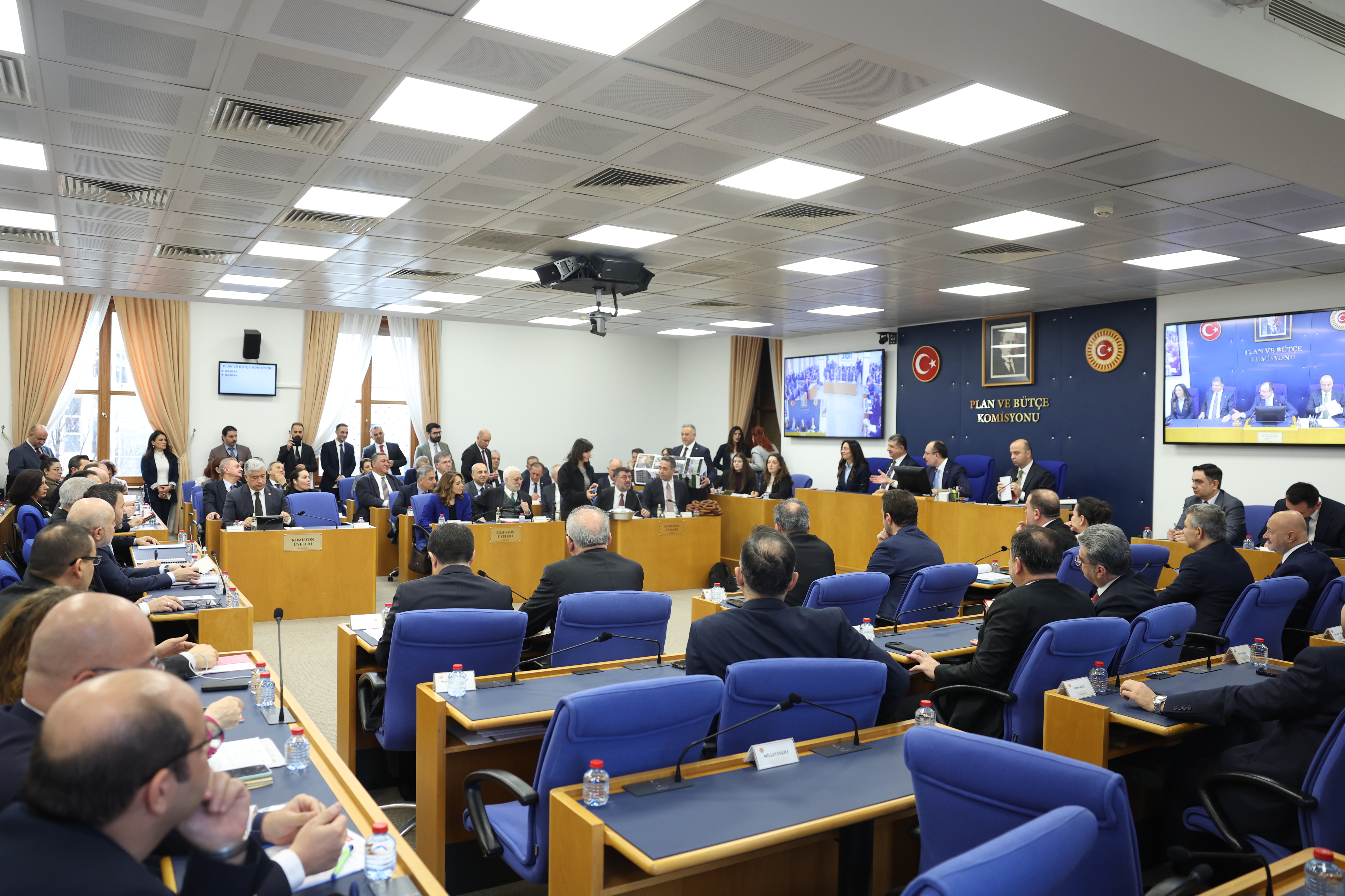 GÖVDE: TBMM Plan ve Bütçe Komisyonu salonu, emekli aylığı düzenlemesi görüşmesi (TBMM resmî sitesi, 6000x4000, temiz; Oc