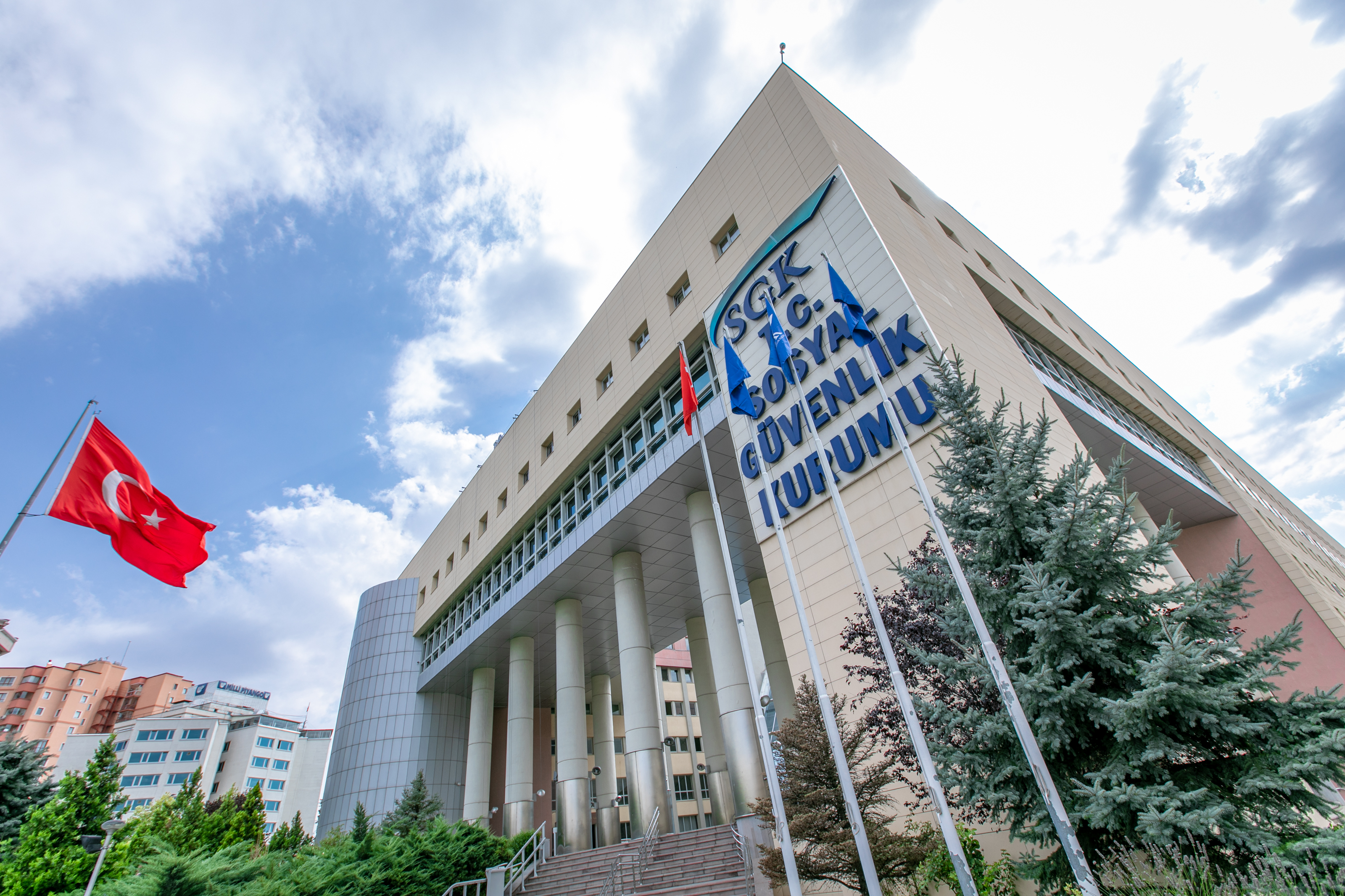 GÖVDE: SGK Genel Müdürlüğü binası, Ankara; SSK/Bağ-Kur bölümüne uygun (Wikimedia Commons, 3200x2133, temiz)