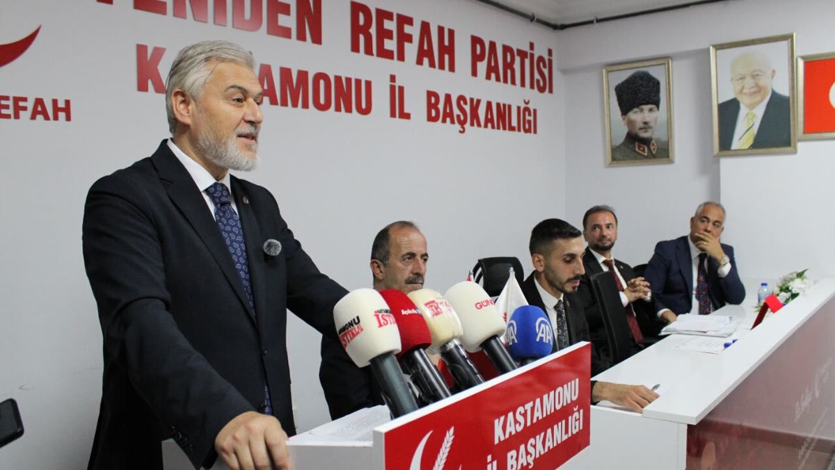 Toplantıya katılan parti yöneticileri ve il teşkilatı