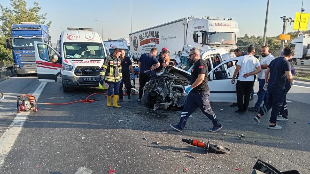 Mersin'de tıra arkadan çarpan hafif ticari araçta öyle bir kaza yaşandı ki