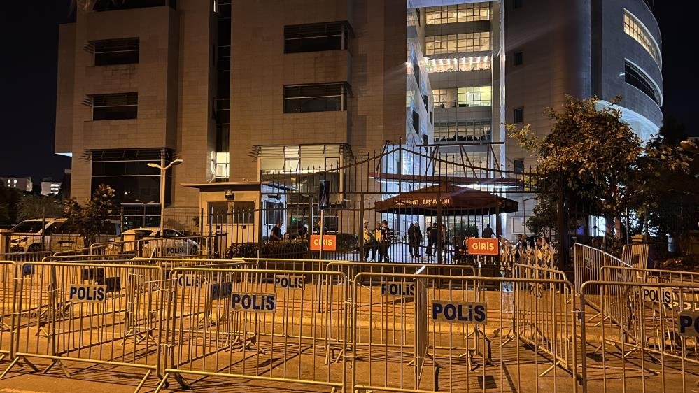 Mersin'de Vahap Seçer dahil 3 belediye başkanı tutuklama talebiyle hakim karşısına çıktı: karar çıkan ilk isim