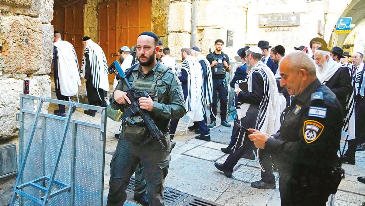 İsrail polisi korumasında girenler