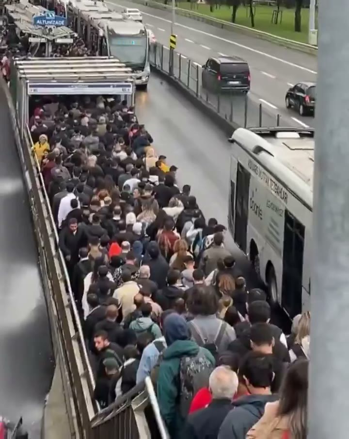 Altunizade metrobüs durağında perona sığmayan yolcular