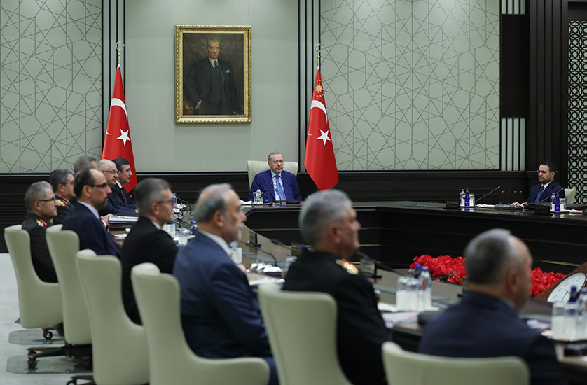 Erdoğan'ın başkanlığında MGK üyeleri oturum sırasında, ön planda komutanlar ve bakanlar (838x550, resmî TCCB albümü)