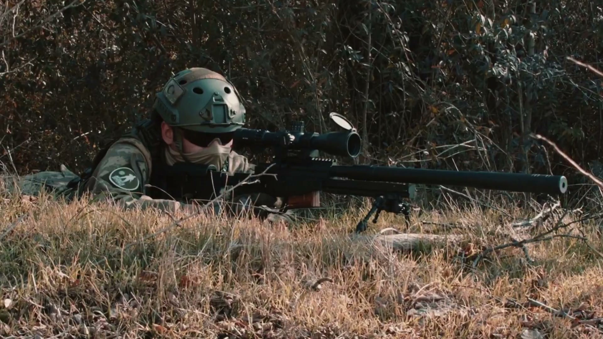 Tanıtım filminde çalılıkta mevzi alan nişancı ve Bora-12