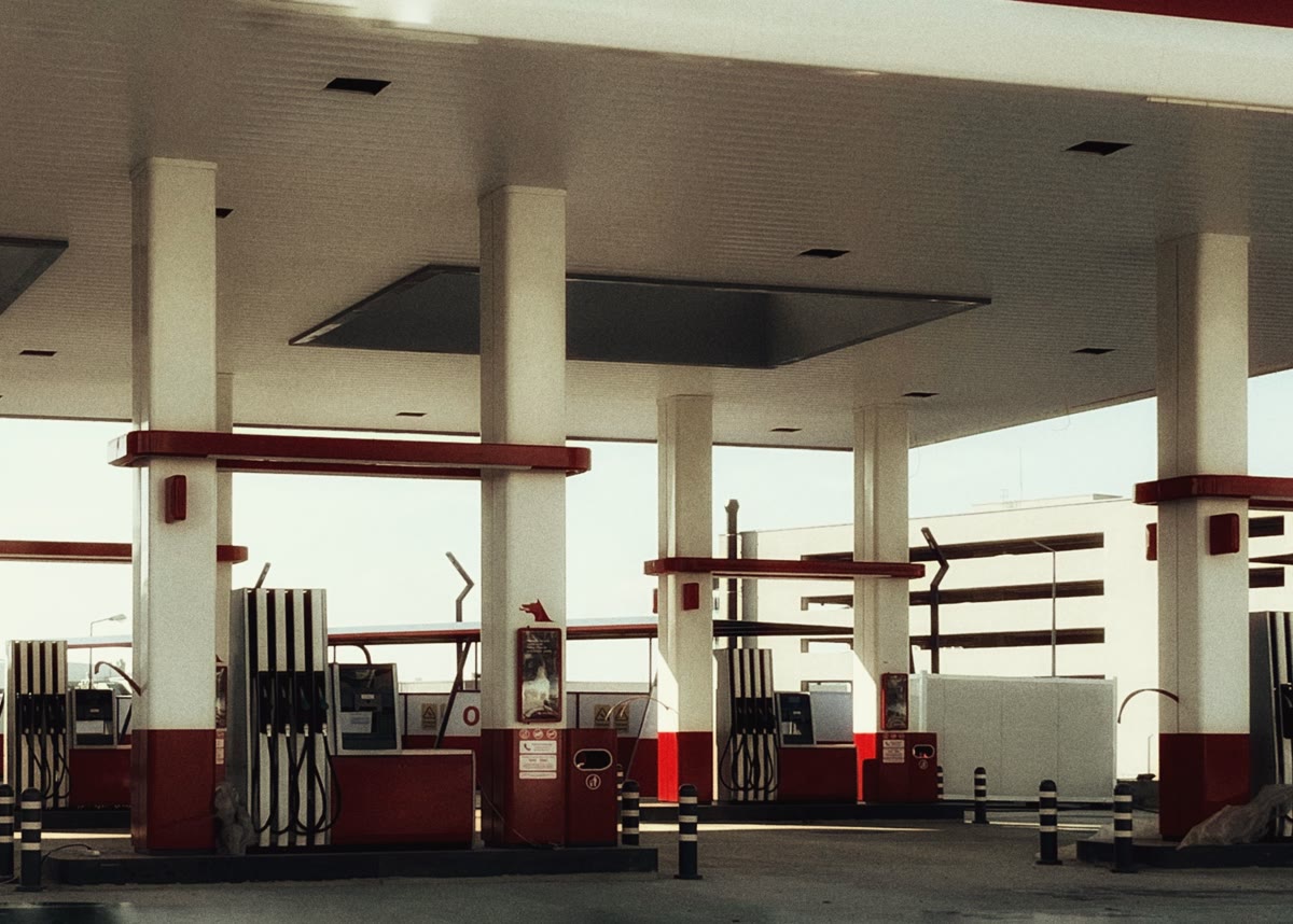 GÖVDE FOTOĞRAFI — Birden fazla pompası olan modern bir akaryakıt istasyonunun genel görünümü; 'yeni fiyatlar' bölümünün yanına konabilir.