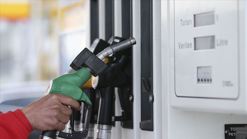 GÖVDE 1 - Türk istasyonunda 'Tutarı / Verilen Litre' göstergeli pompa ve yeşil tabanca; 864x486, temiz (NTV bugünkü gale