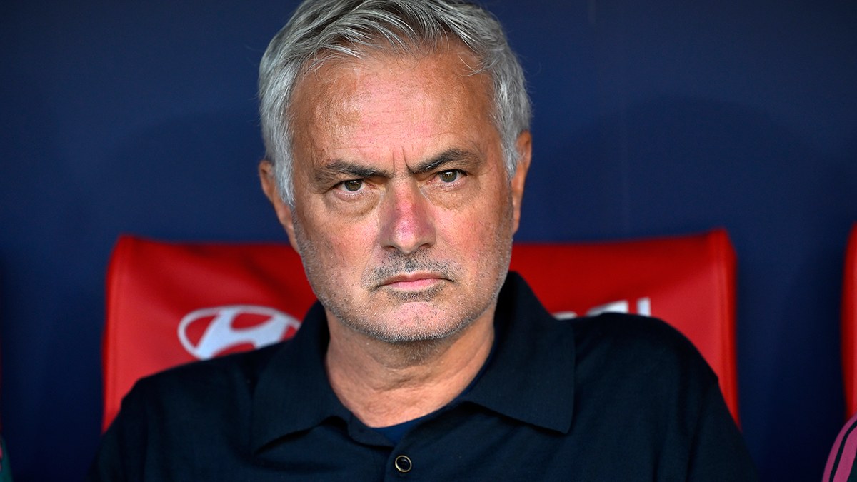Mourinho Basın Toplantısına Fotoğrafla Çıktı: Hakem İçin