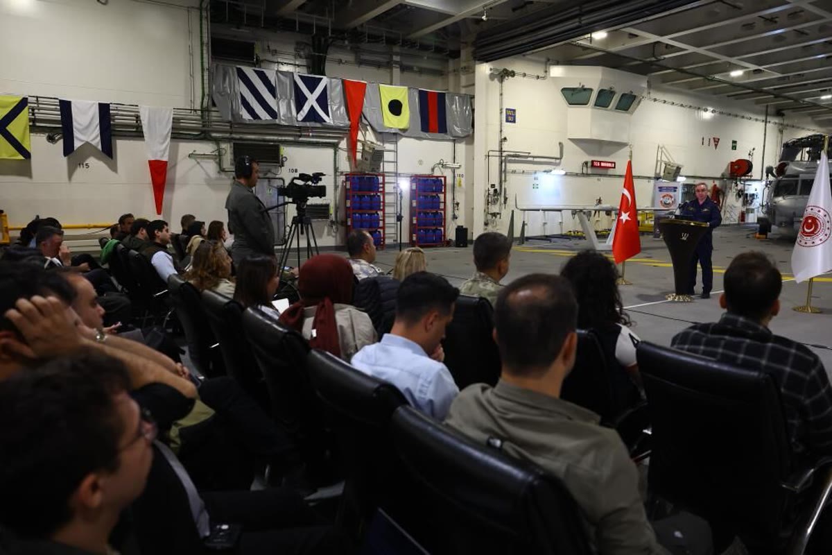 TCG Anadolu güvertesinde düzenlenen basın toplantısından görüntü