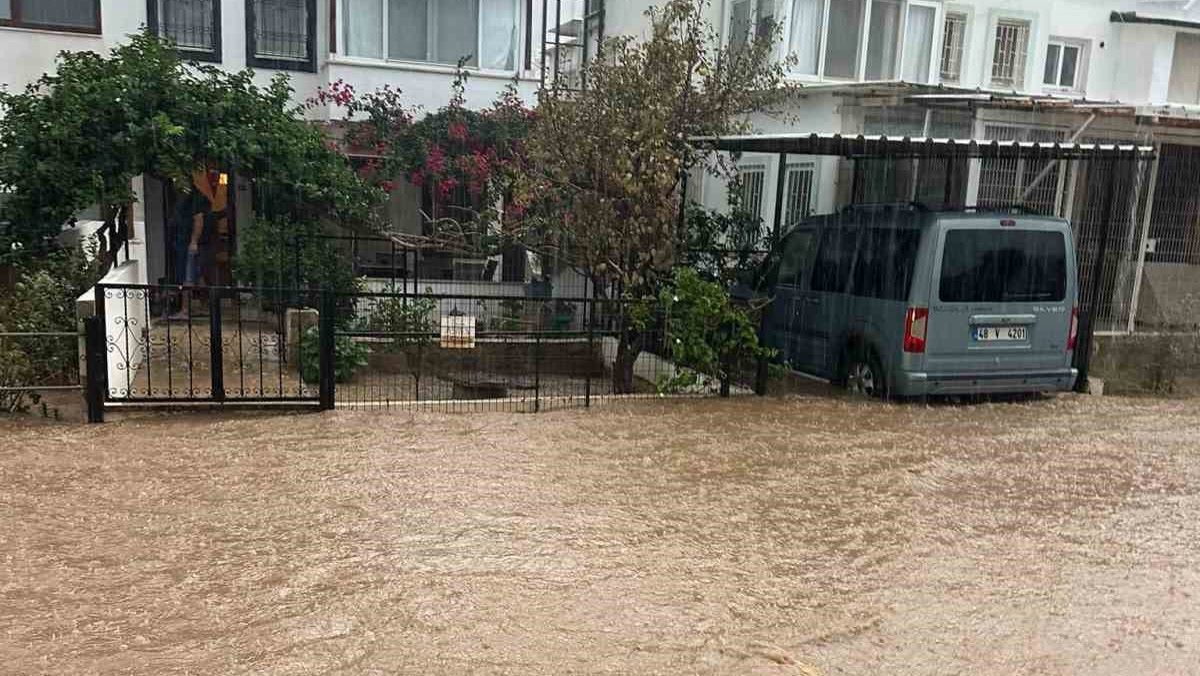 Muğla'da sağanak Bodrum'u göle çevirdi, Koyunbaba'da duvar çöktü: Menteşe'de çukura düşen araçta kimler vardı?