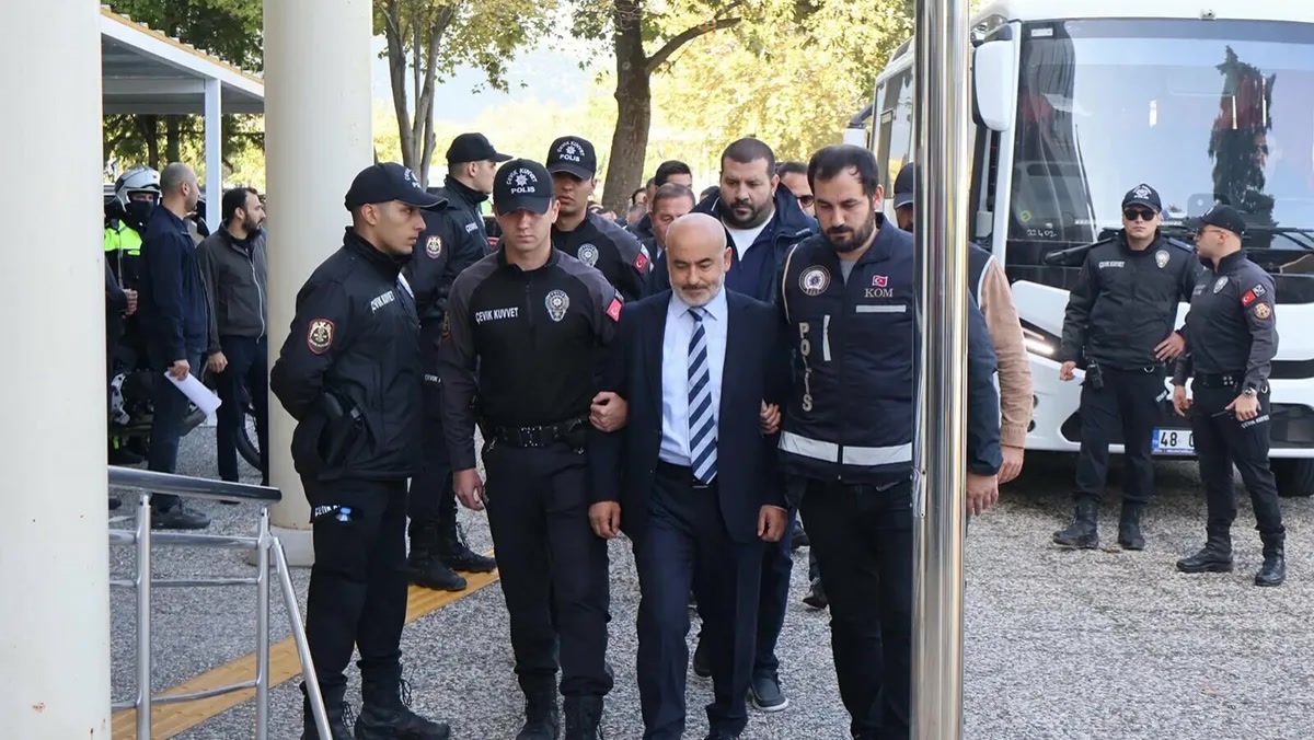 Muğla'da Milas Belediyesi'ne sahte ihale soruşturması: Fevzi Topuz ve oğlu adliyede, 2,5 milyarlık dosyada ne