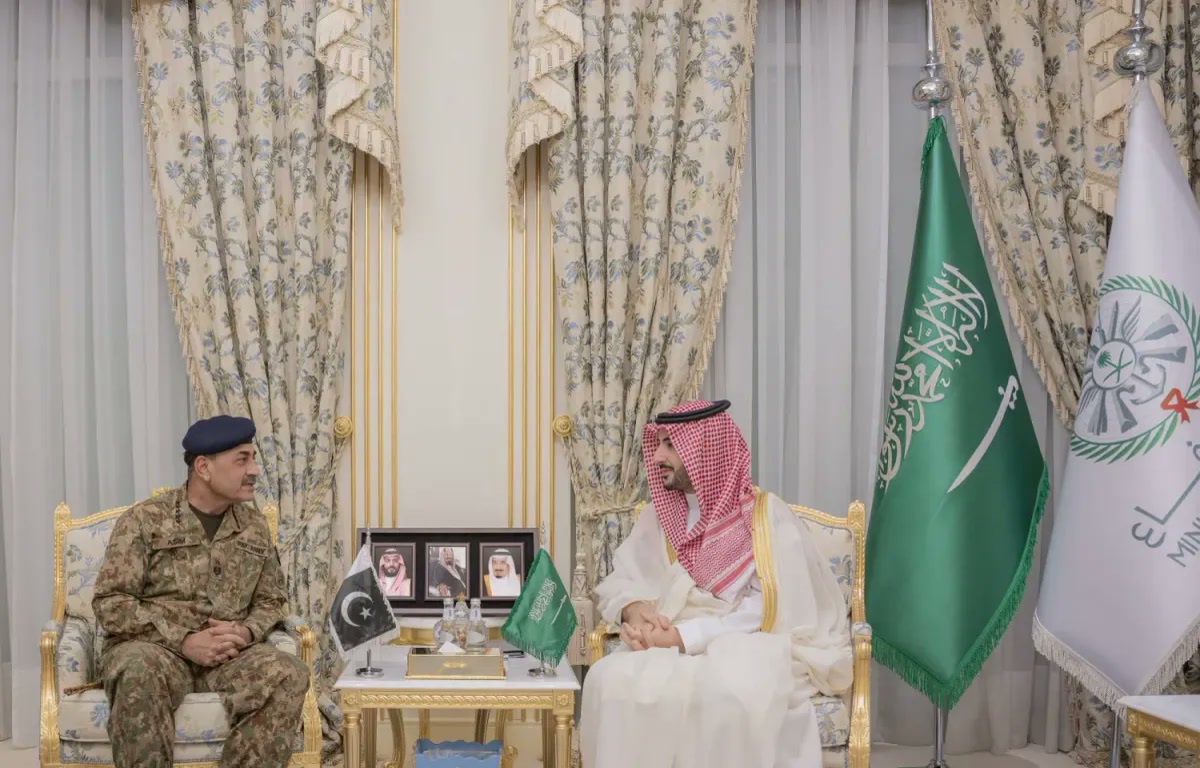 Riyad'da Suudi Savunma Bakanı Prens Halid bin Selman ile Pakistanlı komutan Asım Münir'in görüşme karesi, Pakistan ve Suudi bayrakları; 1200x767, filigransız