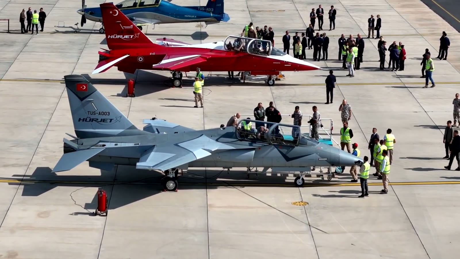 TUSAŞ apronunda kırmızı HÜRJET, gri HÜRJET (TUS-AD03) ve HÜRKUŞ-II