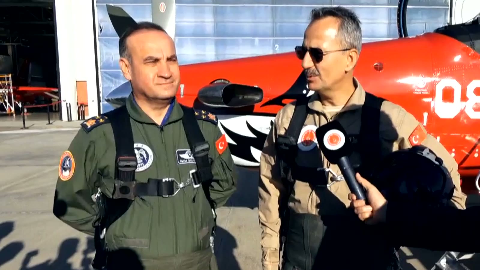 Uçuş sonrası Orgeneral Rafet Dalkıran ve Haluk Görgün, kırmızı HÜRJET'in önünde