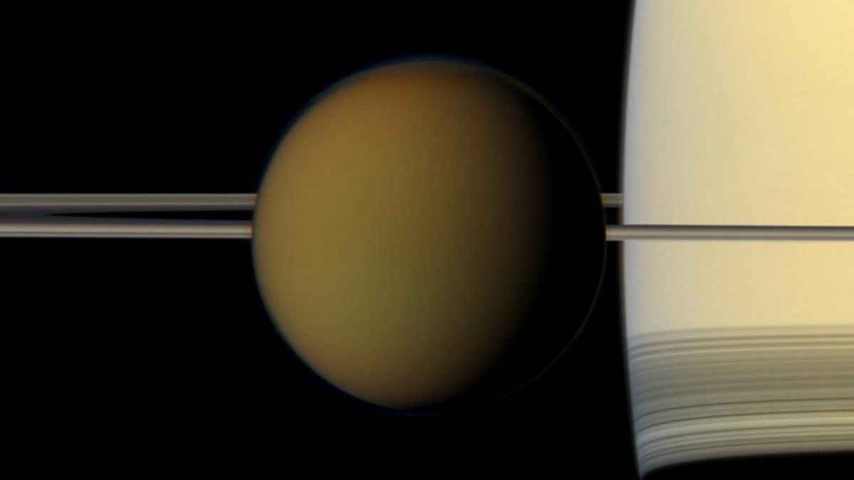 Cassini'nin çektiği fotoğrafta Titan, Satürn'ün halkalarının önünde