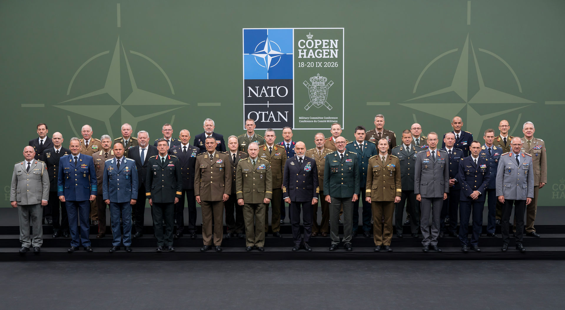 32 müttefik ülkenin genelkurmay başkanları aile fotoğrafı, Kopenhag konferans salonu; NATO resmi fotoğrafı, te
