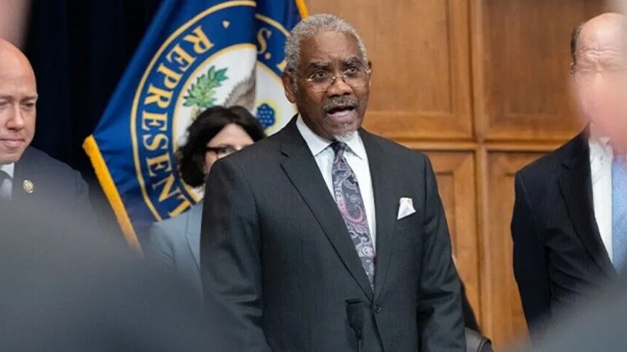 Temsilci Gregory Meeks Kongre'de basına konuşurken
