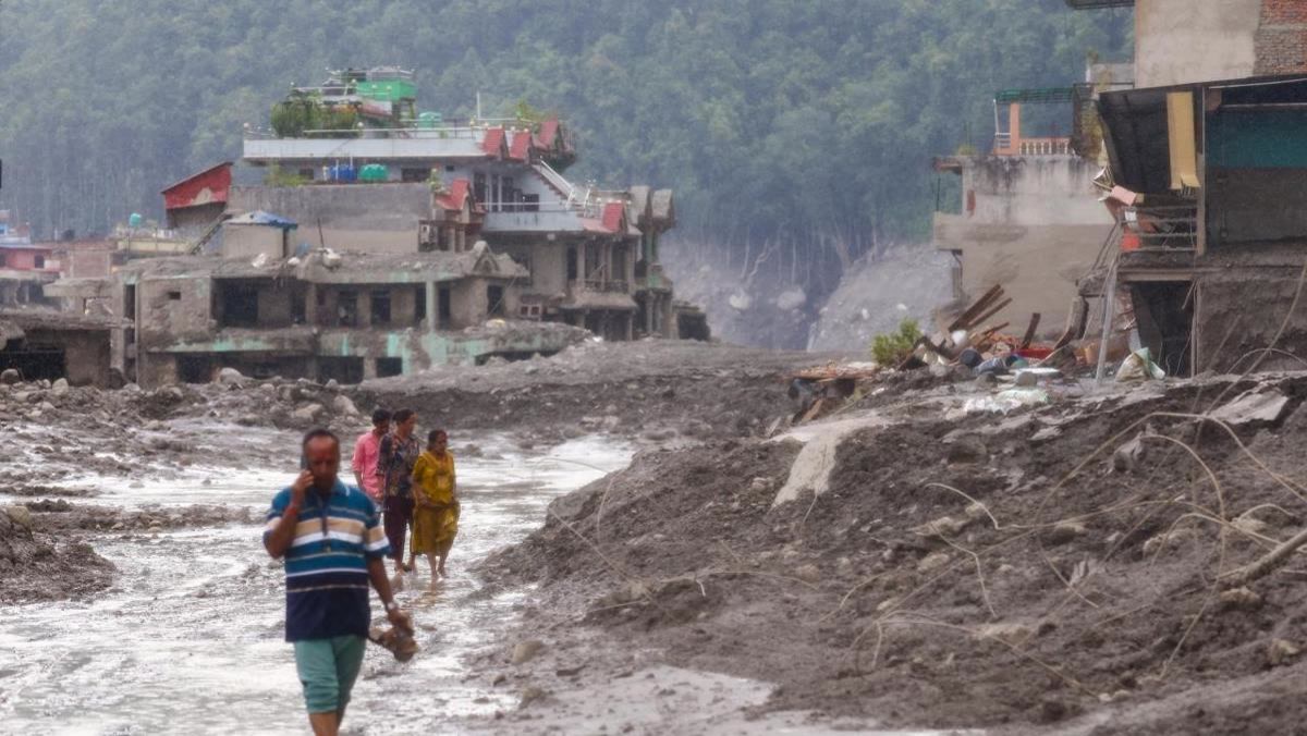 Nepal'de sel Budhi Gandaki kıyısını silip süpürdü, köprüler koptu, 5 kişiden haber yok: Nehir bir anda neden t