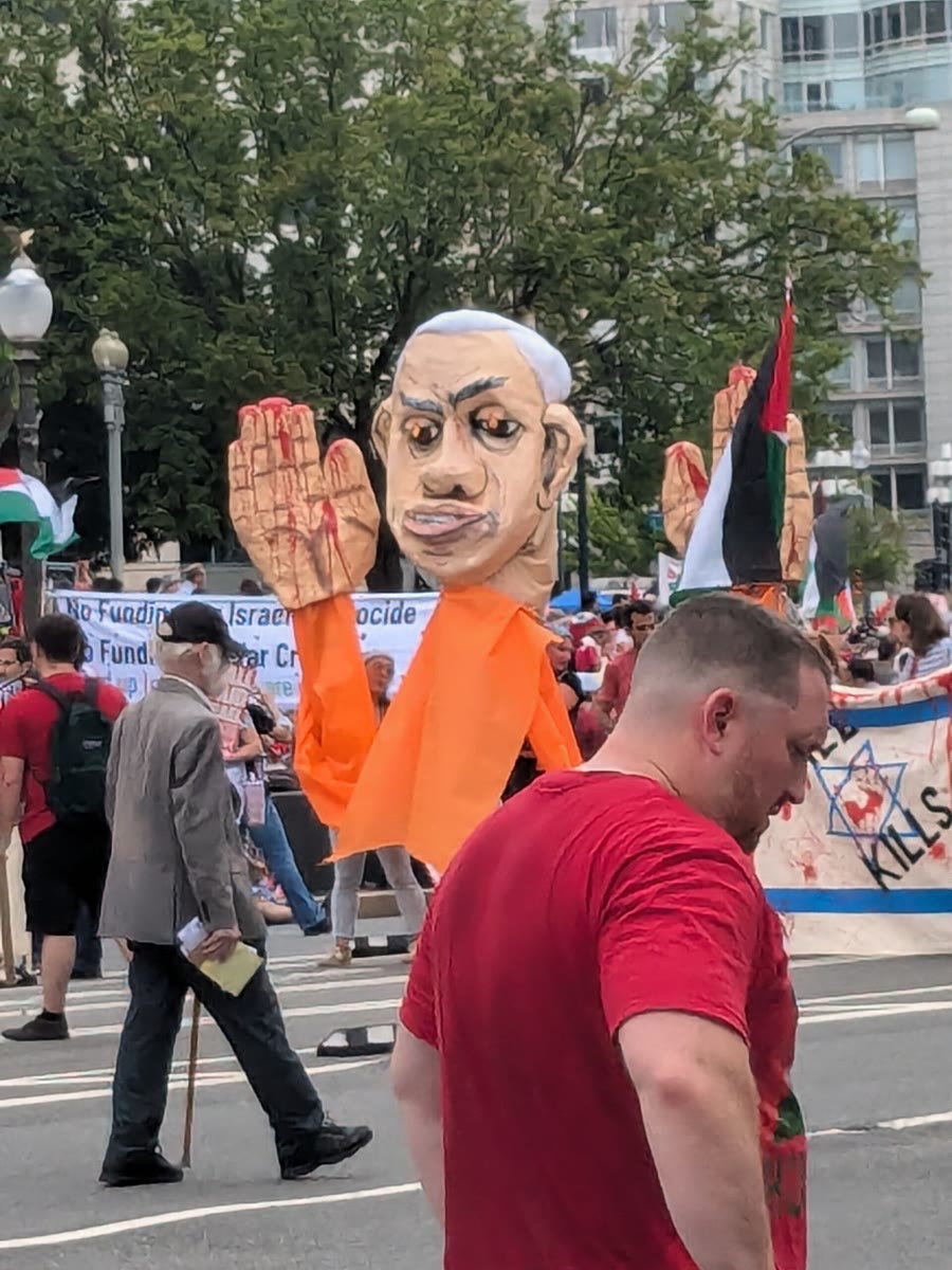 Washington'da protestocuların taşıdığı mahkûm kıyafetli Netanyahu kuklası