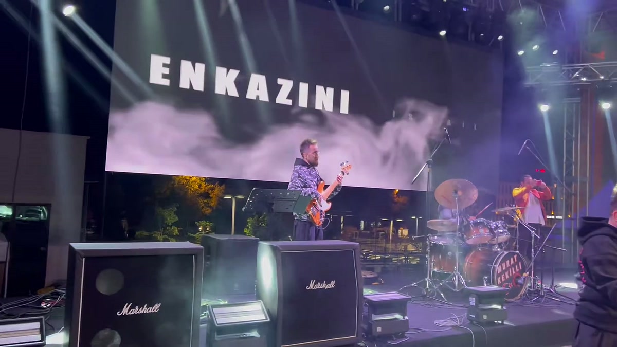 Murat Kekilli'nin Niğde konserinde dev ekranda 'Enkazını göreyim' sözleri