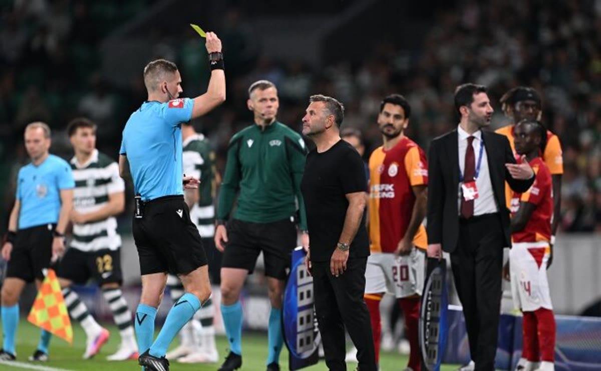 Okan Buruk, Sporting-Galatasaray maçı sonrası basın toplantısında; Dingert'i eleştirdiği açıklamayı yaptığı ana ait kare.