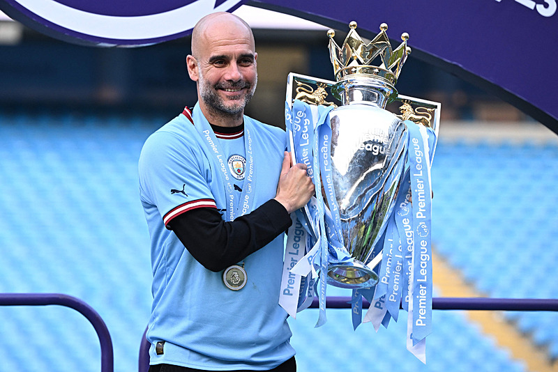 GÖVDE — Pep Guardiola Premier Lig kupasıyla, Manchester City formalı; kıyaslama paragrafının yanına (800x534, Sabah)