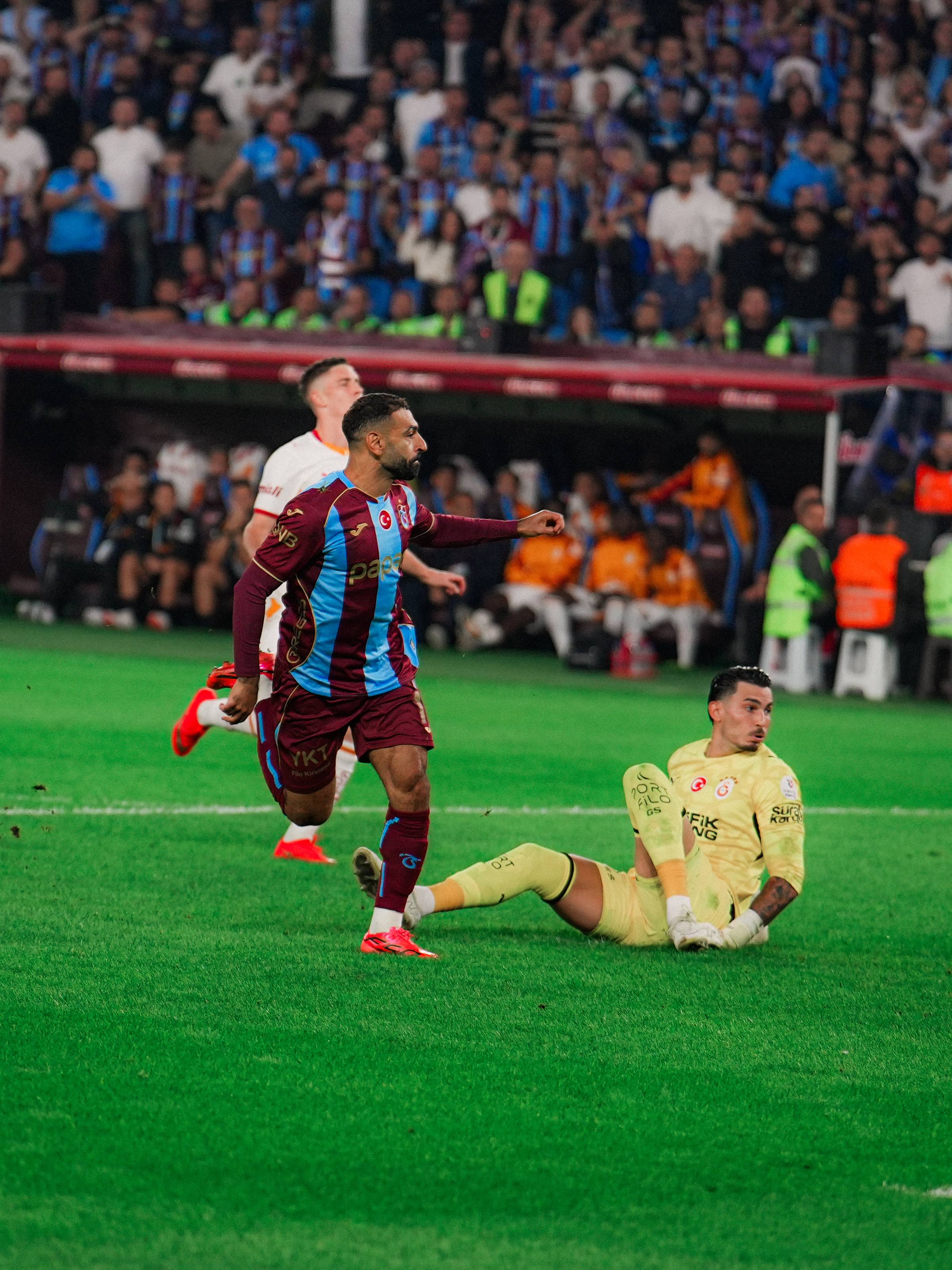Mohamed Salah gol sonrası sevinirken, yerde kalan Uğurcan Çakır arkada (Trabzonspor resmi kulüp fotoğrafı, 240