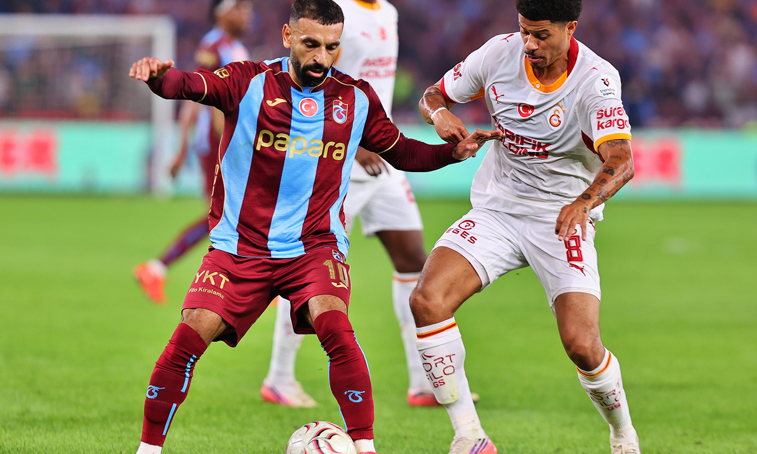 Salah ile Gabriel Sara top mücadelesinde, maç içi aksiyon